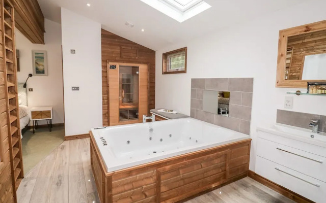 2 Meadow Retreat