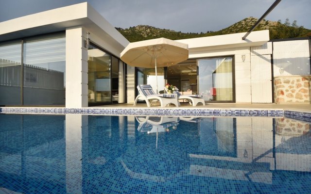 Villa Ural by Helaltatilvillalari