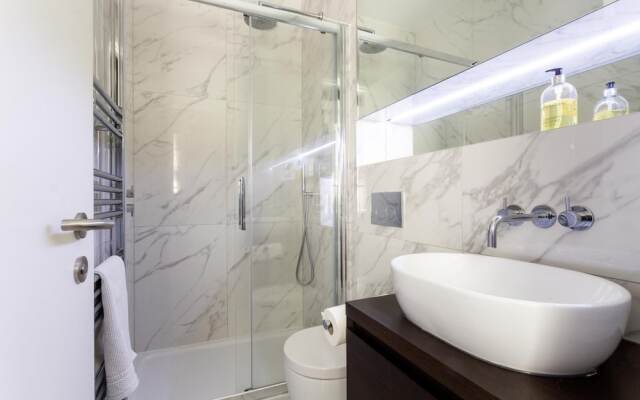 NEW Stunning 5BD Kensington House