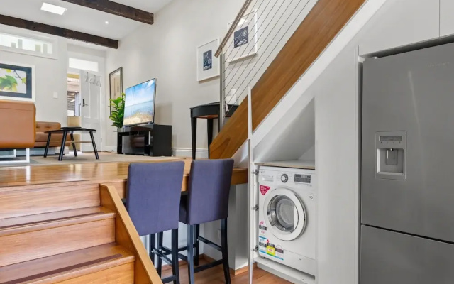 Elegant 1-bed With Study by Balmain Wharf