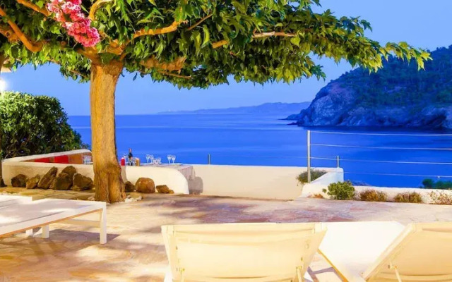 White Rock Villa With Breathtaking Views and Pool