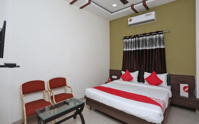 OYO 12376 Hotel Dhanraj
