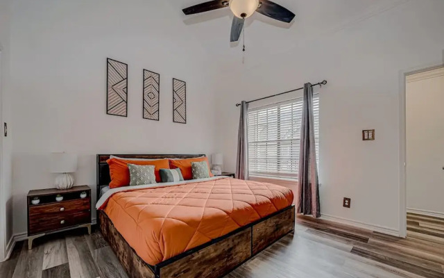 Upscale 1BR Condo in Med Center