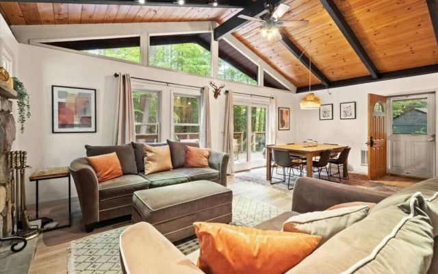 Unique 3Bedroom Poconos Chalet