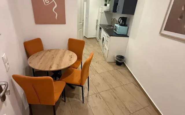 Chic 1BR Apt Walk to Vienna Sights