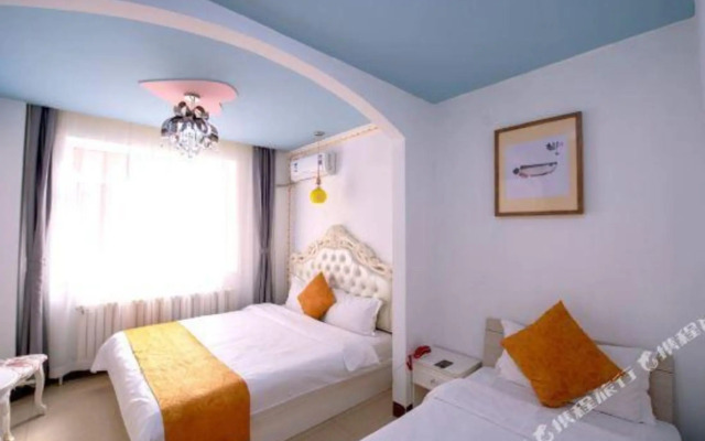 Helong Theme Hotel (Dalian Hua'nan Square)