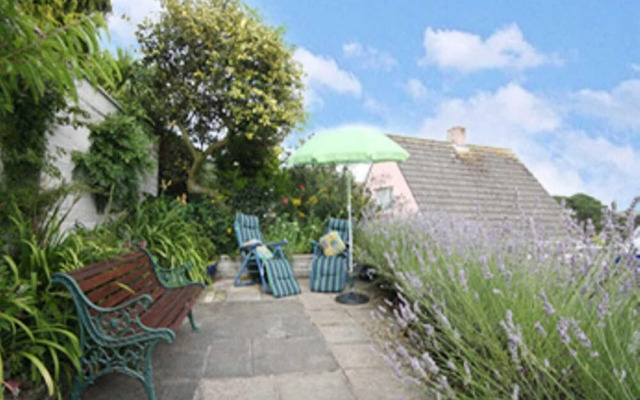 Spacious Detached House With Parking & Views