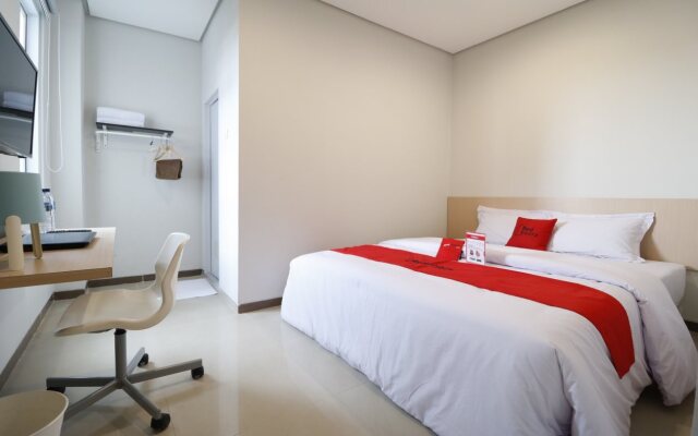 RedDoorz Plus near Pondok Indah Mall