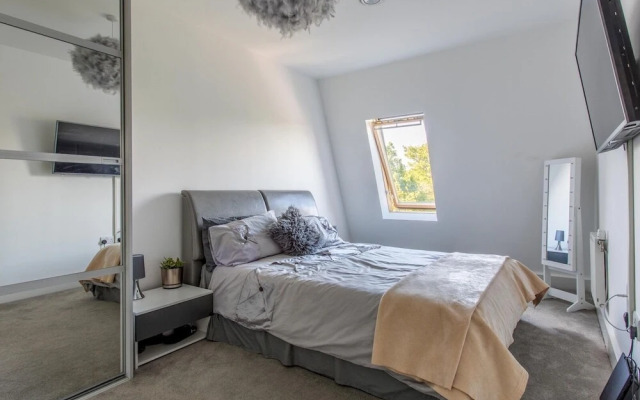 Lovely 2BD Flat With Views in North London