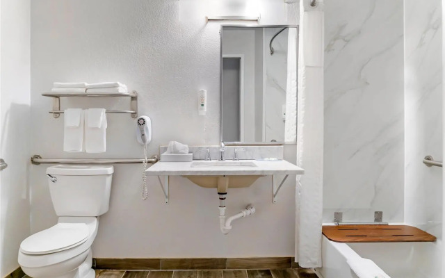 Quality Inn Grand Rapids South-Byron Center