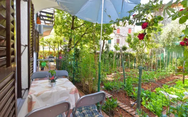 Spacious Apartment With Garden