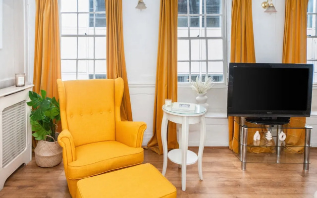 Spacious 3BR 2BA Flat in Central Soho