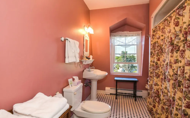 Payne's Harbor View Inn