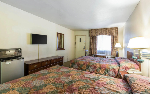 Rodeway Inn Magic Mountain Area