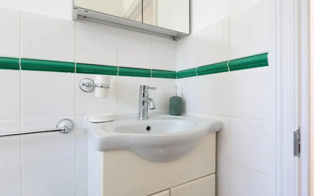 Spacious 3 bedroom flat with terrace