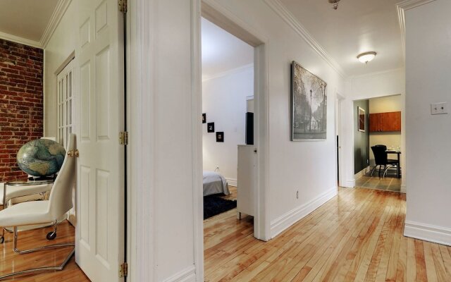 Large three bedroom next to the Bell Center by Hometrotting