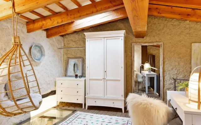 Charming Stone House Near Beach Retreat