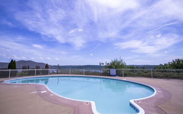 Afternoon Delight 2 Bedroom Condo by Redawning