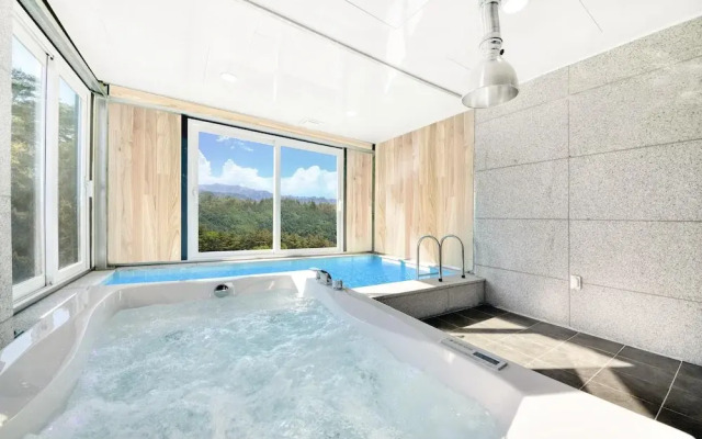 Sokcho Lasso Pool Villa Pension