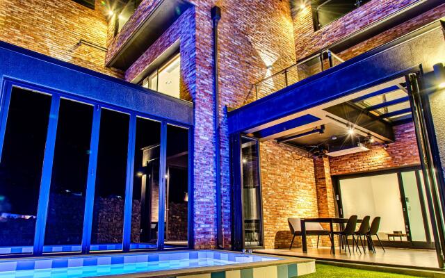 Oceanbrick Pool Villa