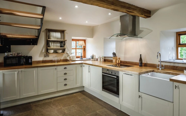 Beautiful Secluded 2-bed Barn With Woodfire Hottub