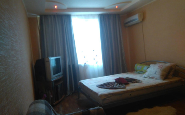 Квартира возле ТРЦ Космос .метро Героев труда