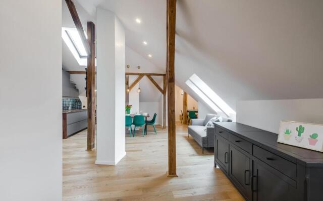 Big Design Apt - Sleeps 12 - Best Location