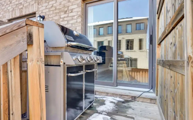 Stylish Mississauga Lower Unit BBQ Yard Paradise