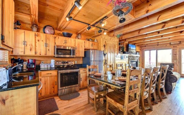 Mountaintop Lodge - Eight Bedroom Cabin