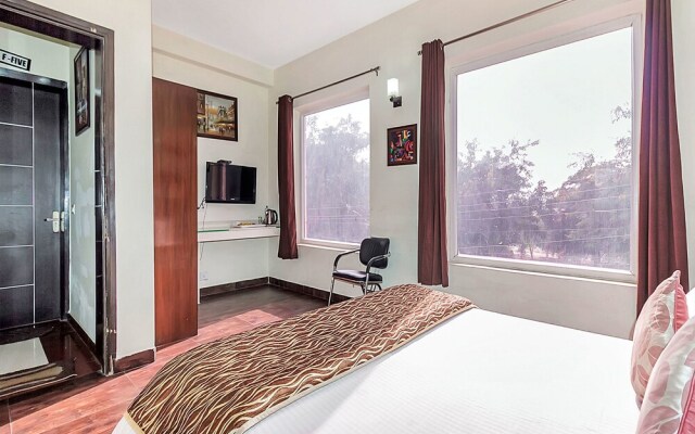 OYO 388 Hotel Signature leaf