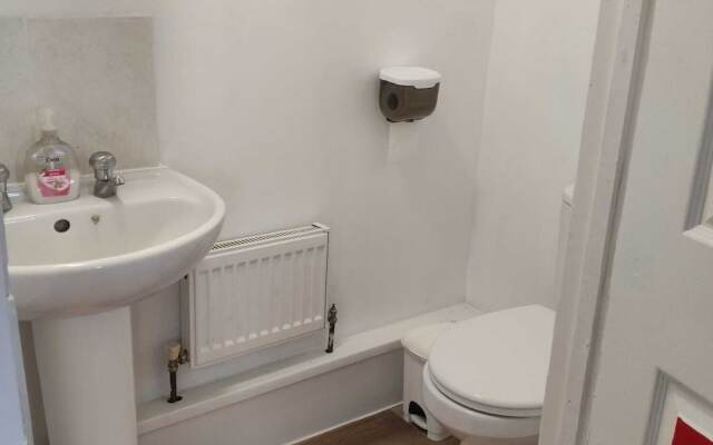 Captivating 3-bed Apartment in Romford