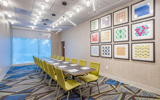 Holiday Inn Express & Suites Elkhart North by IHG
