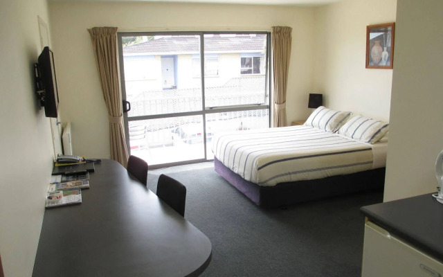 Bay Crest Motor Lodge