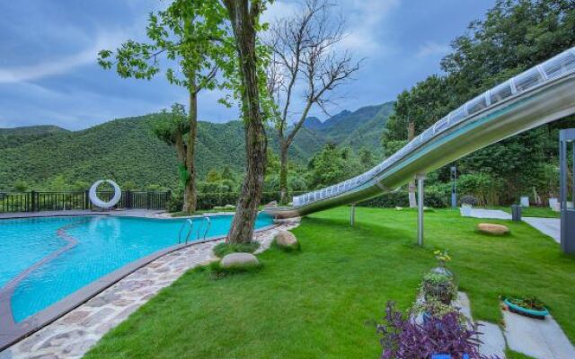 Anji Yunshang Grassland Yuzhu Xiaozhu Hot Spring Homestay