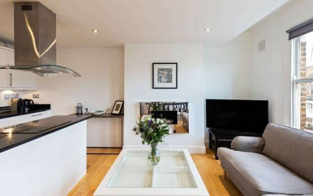Modern & Cosy Three Bedroom Apartment in Queen's Park