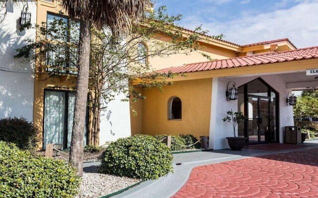 Rodeway Inn & Suites