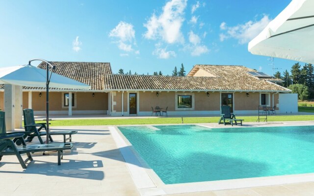 Luxurious Holiday Home With Swimming Pool In Syracuse Italy