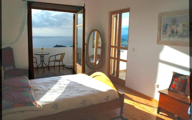 Venus Hill Studio with private pool by the sea