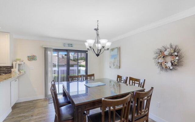 West-facing Home With Pool and 2nd Floor Porch