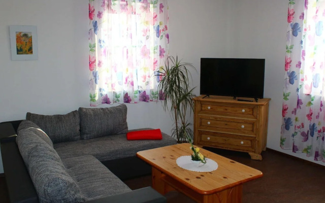 Apartment in Weibig With Garden