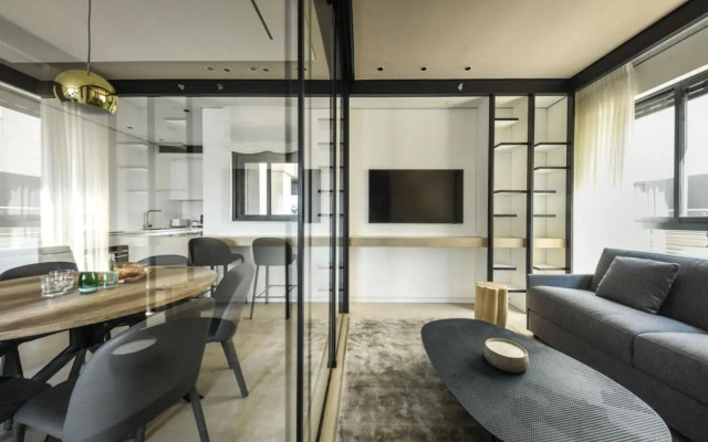 Modern and Vibrant 2BR apartment with Private Balcony