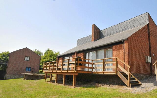 Nicely Furnished Bungalow with Fireplace near Maas