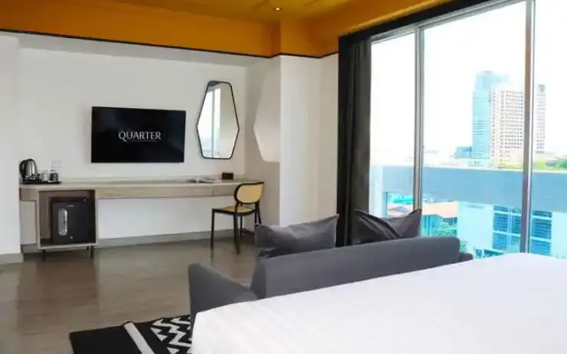 The Quarter Saphankhwai by UHG