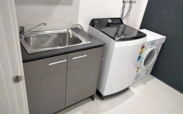 Modern & Cosey 4bedroom House Walk to Beach