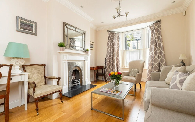 JOIVY Stunning 3 bed House Close to Westfield