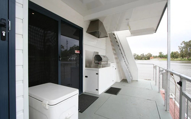 All Seasons Houseboats