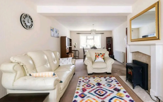 3BR House/garden/patio/7 Guests/fireplace/parking