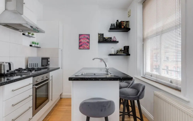 The Lipstick Palace - Fitzrovia - by Frankie Says