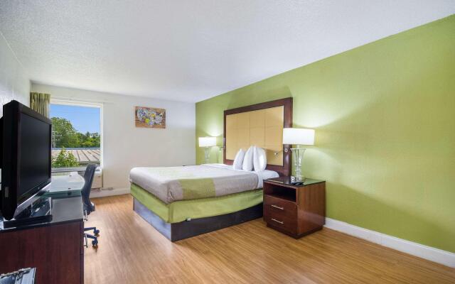 Econo Lodge Airport near Billy Graham Parkway