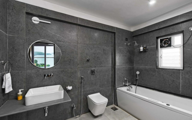 SaffronStays Riverdale, Mulshi - Lakefront villa with pool and mountain view